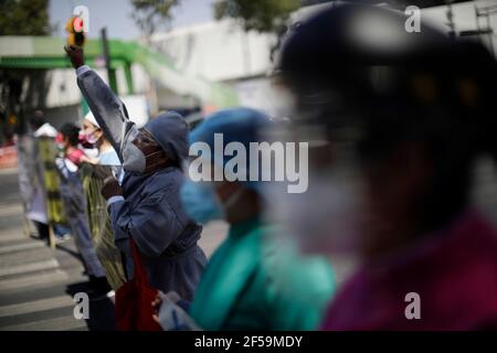 Mexiko-Stadt, Mexiko. März 2021, 24th. MEXIKO-STADT, MEXIKO - MÄRZ 24: Zahnärzte, nehmen an einem Protest, um Covid-19-Impfstoff zu fordern, weil sie noch nicht eine Dosis gegen das neue Coronavirus geimpft erhalten, Zahnärzte fordern an die Behörden, als erste-line-Ärzte für gelten die Vorteile des Impfprogramms. Am 24. März 2021 in Mexiko-Stadt, Mexiko. (Foto von Eyepix/Sipa USA) Quelle: SIPA USA/Alamy Live News Stockfoto