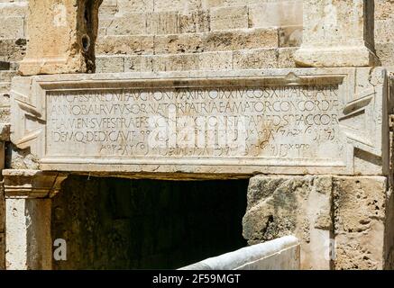 einschrift der stiftung in Latein und Neo-Punisch, datiert 321 n.Chr., Theatereingang, Leptis Magna, Libyen Stockfoto