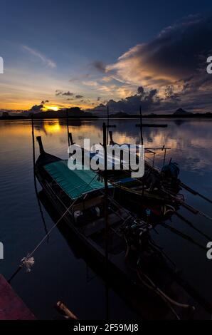 Ban Sam Chong Tai und bunte Sonnenaufgänge, die hinter den riesigen Kalksteinbergen, Phang-nga, Thailand, auftaucht Stockfoto