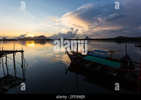 Ban Sam Chong Tai und bunte Sonnenaufgänge, die hinter den riesigen Kalksteinbergen, Phang-nga, Thailand, auftaucht Stockfoto