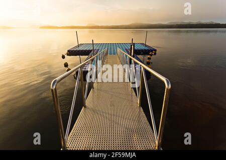 Tourismus-Hafen im bunten Sonnenaufgang bei Ban Sam Chong Tai, Phang nga Provinz, Thailand. Stockfoto