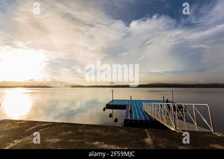 Tourismus-Hafen im bunten Sonnenaufgang bei Ban Sam Chong Tai, Phang nga Provinz, Thailand. Stockfoto