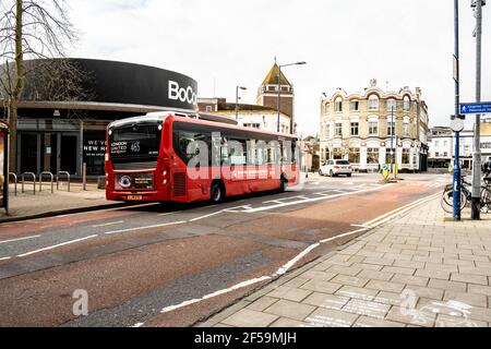 London UK, März 25 2021, Single Deck Red Public Transport Bus Fahren Sie eine leere High Street während Covid-19 Coronavirus Lockdown Stockfoto