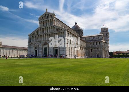 Atemberaubende Aussicht auf das Baptisterium von Pisa, die Kathedrale von Pisa und den Turm von Pisa. Sie befinden sich auf der Piazza dei Miracoli (Platz der Wunder) Stockfoto