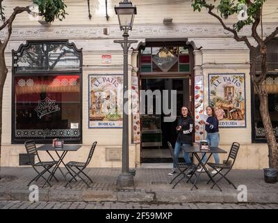 Eine Straßenbar und ein Café in der Calle Mateos Gago Sevilla Spanien Stockfoto