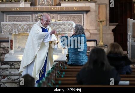 Canon Tom White hält einen Massendienst in St. Mary's Catholic Chuch in Calton, Glasgow, nachdem Coronavirus-Vorschriften, die die Schließung von Kirchen in Schottland und kriminalisierte öffentlichen Gottesdienst wurden als rechtswidrig vom Gerichtshof der Sitzung. Kirchen sollen am Freitag unter Anleitung der schottischen Regierung geöffnet werden. Bilddatum: Donnerstag, 25. März 2021. Stockfoto