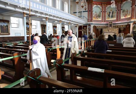 Canon Tom White hält einen Massendienst in St. Mary's Catholic Chuch in Calton, Glasgow, nachdem Coronavirus-Vorschriften, die die Schließung von Kirchen in Schottland und kriminalisierte öffentlichen Gottesdienst wurden als rechtswidrig vom Gerichtshof der Sitzung. Kirchen sollen am Freitag unter Anleitung der schottischen Regierung geöffnet werden. Bilddatum: Donnerstag, 25. März 2021. Stockfoto