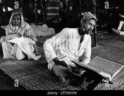 Dacca 1974-04-21 Bihari-Flüchtlinge in einem Lager in Dhaka, Bangladesch. Ein Mann, der liest. Foto: Lars Groth / DN / TT / Code: 19 Stockfoto