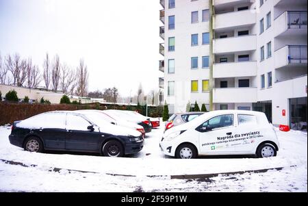 POZNAN, POLEN - 10. Feb 2016: Autos in der Wintersaison an Wohnblöcken geparkt Stockfoto