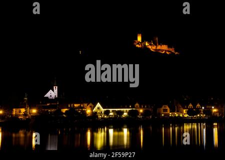 Blick auf Alken und die Burg Thurant mit der Mosel bei Nacht, Deutschland. Stockfoto