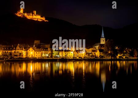 Blick auf Alken und die Burg Thurant mit der Mosel bei Nacht, Deutschland. Stockfoto