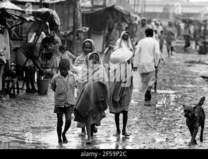 Dacca 1974-04-21 Bihari-Flüchtlinge in einem Lager in Dhaka, Bangladesch. Kinder gehen im Regen und Schlamm. Foto: Lars Groth / DN / TT / Code: 19 Stockfoto