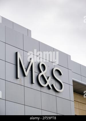 Das Marks & Spencer M&S Logo auf der Seite des Kaufhauses im Einkaufszentrum Mall in Cribbs Causeway in der Nähe von Bristol, England. Stockfoto