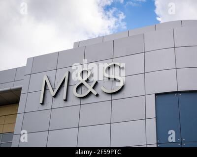 Das Marks & Spencer M&S Logo auf der Seite des Kaufhauses im Einkaufszentrum Mall in Cribbs Causeway in der Nähe von Bristol, England. Stockfoto