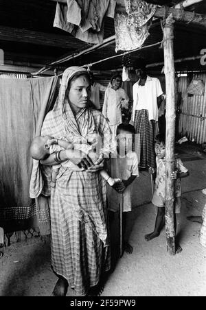 Dacca 1974-04-21 Bihari-Flüchtlinge in einem Lager in Dhaka, Bangladesch. Eine Frau, die ihr Baby hält. Foto: Lars Groth / DN / TT / Code: 19 Stockfoto