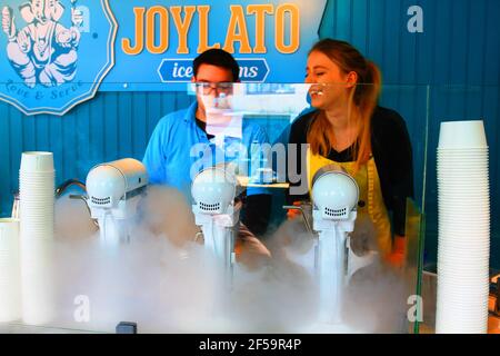 REYKJAVIK, ISLAND - 13. Jul 2017: Frische Eiscreme im Joylato Café in Reykjavik in Island Stockfoto