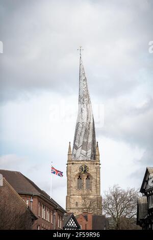 Die Crooked Spire Church of St Marys in Chesterfield Markt Stadt Derbyshire mit Großbritannien Union Jack Flagge fliegen berühmt Verdrehter alter Turm Stockfoto