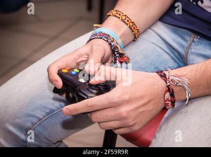 Weißrussland, Minsk Region - 22. September 2017: Der Kerl die Hände halten einen Joystick xbox und spielen eine Konsole, Nahaufnahme. Stockfoto