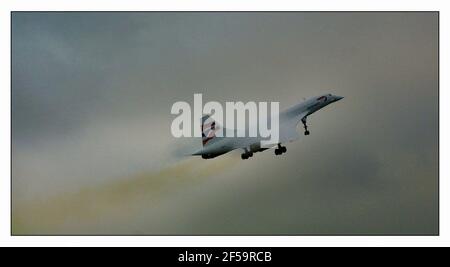 Concord hebt ab für einen kompletten Testflug nach New York vor Beginn der regelmäßigen planmäßigen Flüge im nächsten Monat.pic David Sandison 22/10/2001 Stockfoto