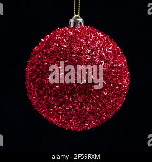 Nahaufnahme der roten Weihnachtskugel auf schwarzem Hintergrund. Stockfoto