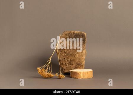 Abstraktes Podium aus natürlichen Naturmaterialien Holzstein auf braunem Hintergrund. Kopieren Sie den horizontalen Rahmen des Raums Stockfoto