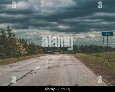 Asphaltautobahnen Straße umgeben von Wald, Straßenschild, Landverkehr und Reise Hintergrund, Hintergrund Stockfoto