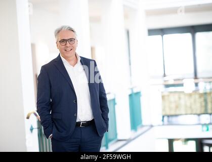 Hamburg, Deutschland. März 2021, 17th. Tim Jung, Verlagsleiter von Hoffmann und Campe, steht während einer Fotosession im Verlagshaus. Quelle: Christian Charisius/dpa/Alamy Live News Stockfoto