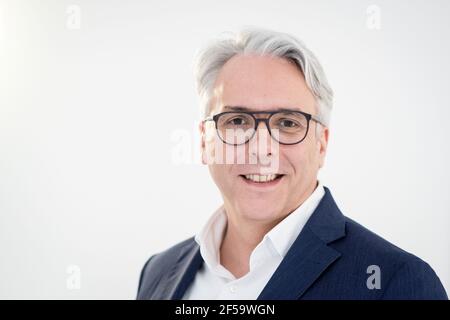 Hamburg, Deutschland. März 2021, 17th. Tim Jung, Verlagsleiter von Hoffmann und Campe, steht während einer Fotosession im Verlagshaus. Quelle: Christian Charisius/dpa/Alamy Live News Stockfoto