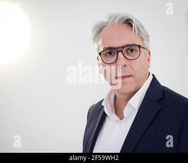 Hamburg, Deutschland. März 2021, 17th. Tim Jung, Verlagsleiter von Hoffmann und Campe, steht während einer Fotosession im Verlagshaus. Quelle: Christian Charisius/dpa/Alamy Live News Stockfoto