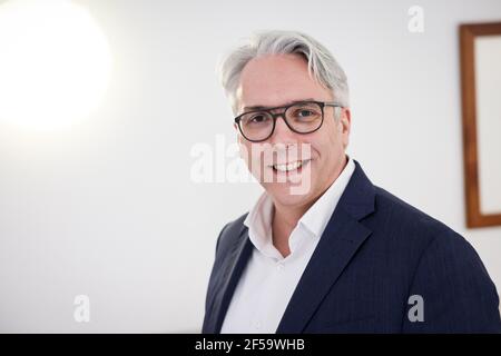 Hamburg, Deutschland. März 2021, 17th. Tim Jung, Verlagsleiter von Hoffmann und Campe, steht während einer Fotosession im Verlagshaus. Quelle: Christian Charisius/dpa/Alamy Live News Stockfoto