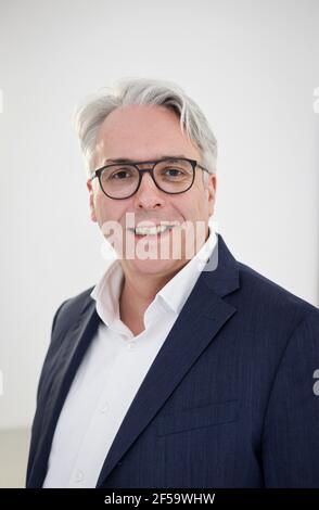 Hamburg, Deutschland. März 2021, 17th. Tim Jung, Verlagsleiter von Hoffmann und Campe, steht während einer Fotosession im Verlagshaus. Quelle: Christian Charisius/dpa/Alamy Live News Stockfoto