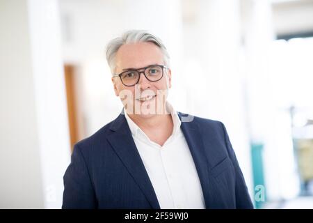 Hamburg, Deutschland. März 2021, 17th. Tim Jung, Verlagsleiter von Hoffmann und Campe, steht während einer Fotosession im Verlagshaus. Quelle: Christian Charisius/dpa/Alamy Live News Stockfoto