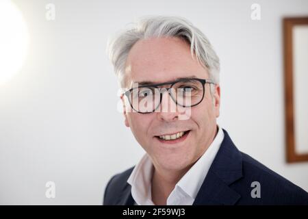 Hamburg, Deutschland. März 2021, 17th. Tim Jung, Verlagsleiter von Hoffmann und Campe, steht während einer Fotosession im Verlagshaus. Quelle: Christian Charisius/dpa/Alamy Live News Stockfoto