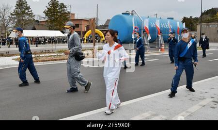 Futaba, Japan. März 2021, 25th. Ein Fackelträger läuft während der olympischen Fackelstaffel Tokio 2020 am ersten Tag in der Nähe der Futaba-Station in Futaba, Präfektur Fukushima, Japan am Donnerstag, 25. März 2021. Foto von Keizo Mori/UPI Kredit: UPI/Alamy Live News Stockfoto