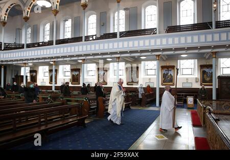 Canon Tom White hält einen Massendienst in St. Mary's Catholic Chuch in Calton, Glasgow, nachdem Coronavirus-Vorschriften, die die Schließung von Kirchen in Schottland und kriminalisierte öffentlichen Gottesdienst wurden als rechtswidrig vom Gerichtshof der Sitzung. Kirchen sollen am Freitag unter Anleitung der schottischen Regierung geöffnet werden. Bilddatum: Donnerstag, 25. März 2021. Stockfoto