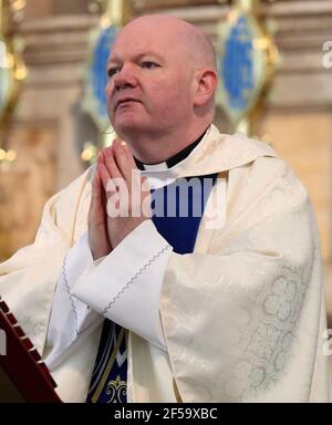 Canon Tom White hält einen Massendienst in St. Mary's Catholic Chuch in Calton, Glasgow, nachdem Coronavirus-Vorschriften, die die Schließung von Kirchen in Schottland und kriminalisierte öffentlichen Gottesdienst wurden als rechtswidrig vom Gerichtshof der Sitzung. Kirchen sollen am Freitag unter Anleitung der schottischen Regierung geöffnet werden. Bilddatum: Donnerstag, 25. März 2021. Stockfoto