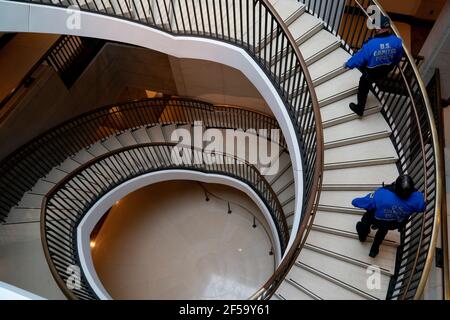 Capitol Polizeibeamte laufen am Mittwoch, den 24. März 2021 durch das US-Capitol in Washington D.C., USA. Quelle: Stefani Reynolds / CNP/Sipa USA Stockfoto