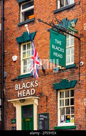 Außenansicht des Blacks Head Pub in Wirksworth Derbyshire England UK vor seiner Umbenennung aufgrund der rassistischen Konnotationen seines ursprünglichen Namens. Stockfoto