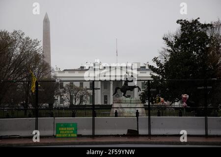 Washington, USA. März 2021, 25th. Eine allgemeine Ansicht des Weißen Hauses hinter dem temporären Sicherheitszaun in Washington, DC, am Donnerstag, 25. März, 2021, inmitten der Coronavirus-Pandemie. Während das Repräsentantenhaus seine Frühjahrspause früh begann, setzt der Senat seine Arbeit fort, indem er politische Kandidaten aus Biden berücksichtigt und Waffenkontrollmaßnahmen nach zwei Massenerschießungen debattiert. (Graeme Sloan/Sipa USA) Quelle: SIPA USA/Alamy Live News Stockfoto