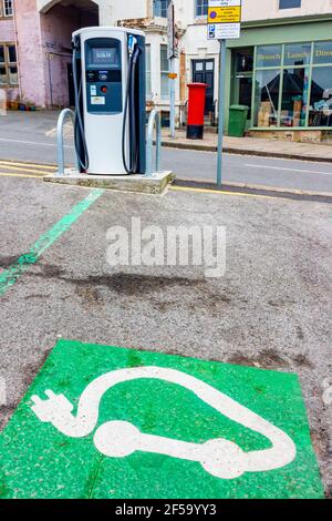 Ladestation für Elektrofahrzeuge für Autos auf einem Parkplatz Im Zentrum von Wirksworth, einer Stadt in Derbyshire Dales Gebiet des Peak District England Großbritannien Stockfoto