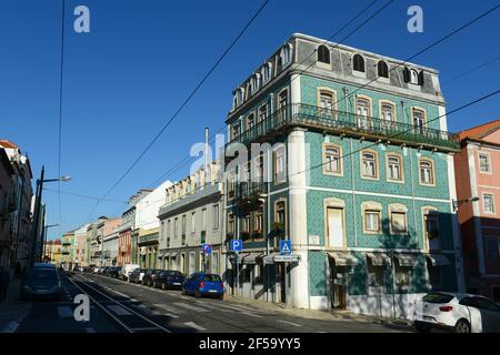 Historische Gebäude in der Rua Bartolomeu Dias in der Rua Praia do Bom Sucesso im Stadtteil Belem in der Stadt Lissabon, Portugal. Stockfoto