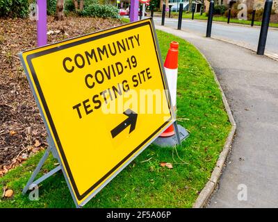 Sign outside Community Covid 19 Testing Site offering lateral flow Tests in Matlock Derbyshire UK during the third English Lockdown in March 2021. Stockfoto
