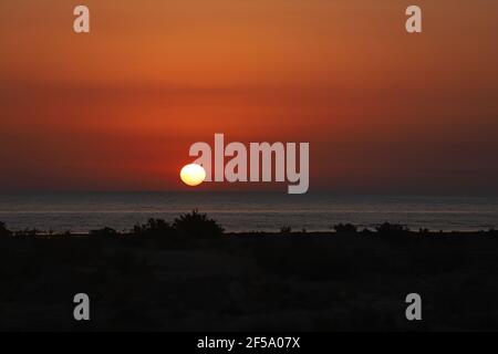 Sonnenaufgang über dem Kaspischen Meer. Stockfoto