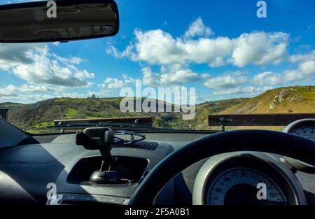 Blick aus dem Auto auf den frühen Frühlingssonne am Monsal Head ein beliebter Aussichtspunkt im Peak District National Park Derbyshire England. Stockfoto