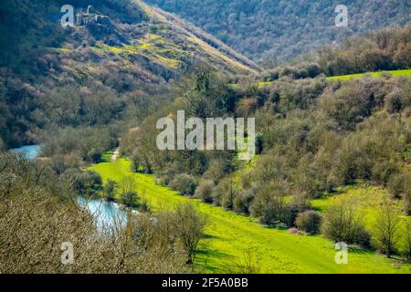 Der Fluss Wye und Monsal Dale im frühen Frühling Sonnenschein von Monsal Head ein beliebter Aussichtspunkt im Peak District National Park Derbyshire England Großbritannien. Stockfoto