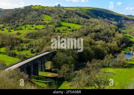 Frühe Frühlingssonne am Monsal Head ein beliebter Aussichtspunkt im Peak District National Park Derbyshire England UK mit Monsal Viaduct im Vordergrund. Stockfoto