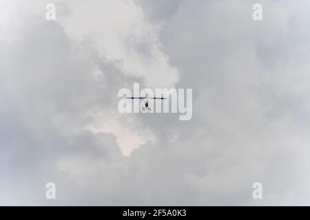 Motor-Drachenfliegen im Flug über die Stadt Pokhara Stockfoto