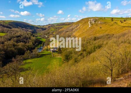 Frühe Frühlingssonne am Monsal Head ein beliebter Aussichtspunkt im Peak District National Park Derbyshire England. Stockfoto