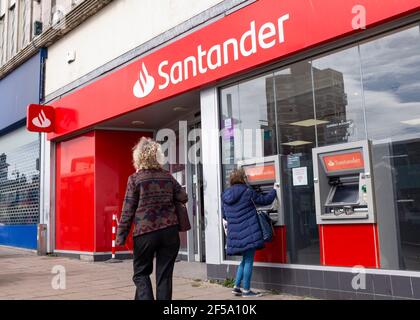 Brighton, Großbritannien. März 2021, 25th. Die Santander Bankfiliale in Western Road Brighton (diese Filiale bleibt bestehen) am Tag, an dem die Bank 111 Schließungen von Filialen in Großbritannien bis Ende August 2021 angekündigt hat. Santander UK sagt, es ist, 111 Filialen zu kürzen, da mehr Kunden Online-Banking nutzen, aber es erwartet, eine erhebliche Anzahl der betroffenen Mitarbeiter zu halten und die Filialen geschlossen wäre innerhalb von 3 Meilen von einer anderen Filiale : Kredit: Simon Dack/Alamy Live News Stockfoto