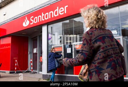 Brighton, Großbritannien. März 2021, 25th. Die Santander Bankfiliale in Western Road Brighton (diese Filiale bleibt bestehen) am Tag, an dem die Bank 111 Schließungen von Filialen in Großbritannien bis Ende August 2021 angekündigt hat. Santander UK sagt, es ist, 111 Filialen zu kürzen, da mehr Kunden Online-Banking nutzen, aber es erwartet, eine erhebliche Anzahl der betroffenen Mitarbeiter zu halten und die Filialen geschlossen wäre innerhalb von 3 Meilen von einer anderen Filiale : Kredit: Simon Dack/Alamy Live News Stockfoto